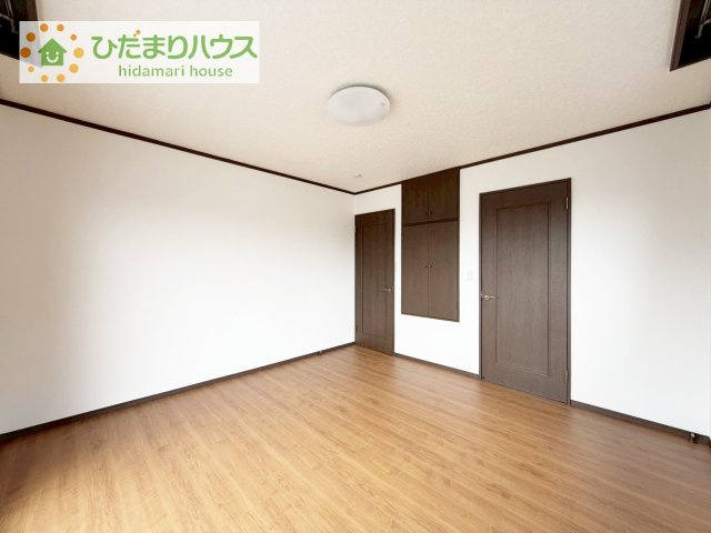 広めの主寝室は、ベッドの他にもパソコンデスクやドレッサーなども置けちゃいます(*^-^*)