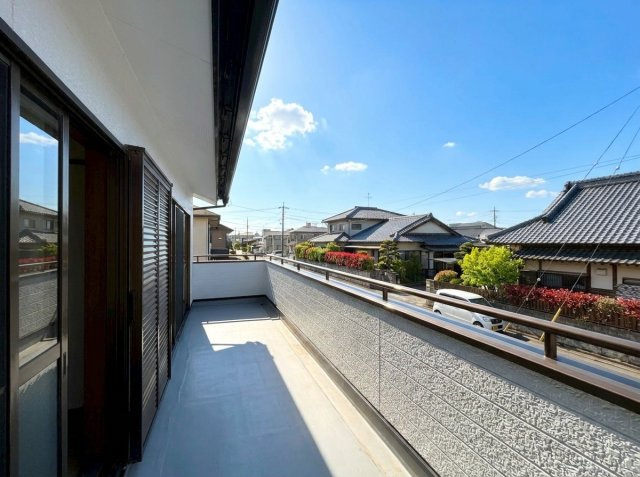 広々としたバルコニーは、大量の洗濯物を干しても余裕！お布団だって、家族全員分をいっきに干せますね(^O^)