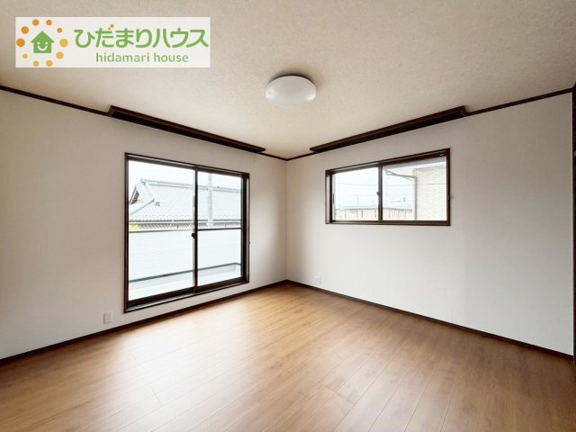 バルコニーに面していて、たっぷり光りの入る明るい子供部屋です！
