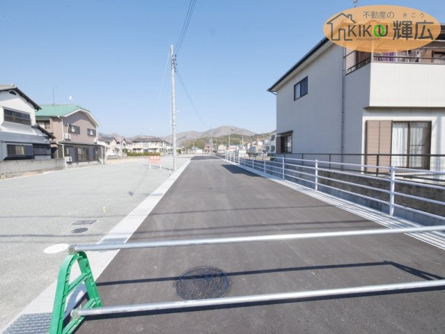 前面道路は幅員約6メートルあるので、運転が苦手な方でも安心です。