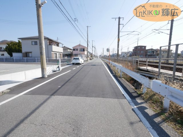 JR曽根駅まで徒歩約20分の距離です。近隣は閑静な住宅街です。