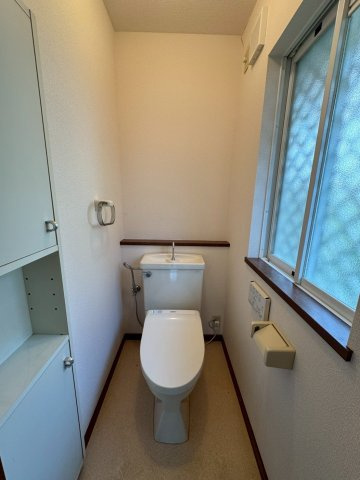 トイレは温水洗浄機能搭載なので、清潔に気持ち良くお使いいただけます！トイレットペーパーの節約にもなります！暖房便座で寒い日もあたたかです♪　