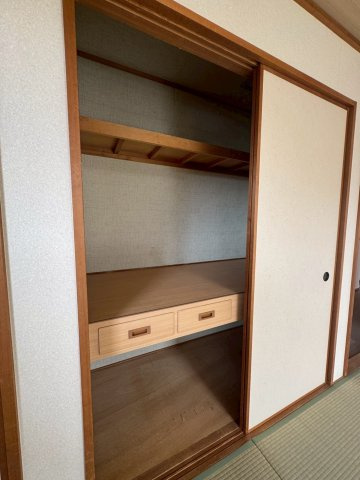 布団や季節物もすっきり収納できる押入れ付き♪収納力が高く、居室を広く使える実用的なスペースです。　