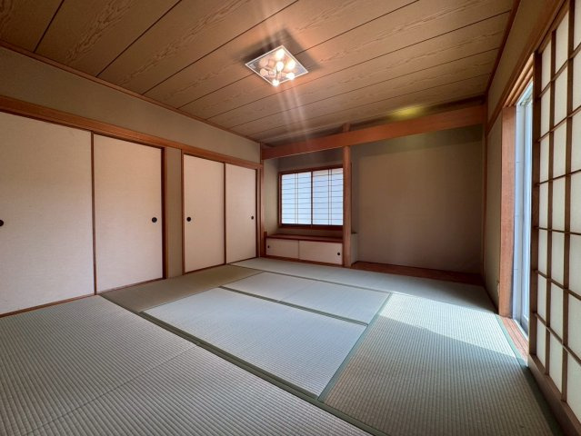 心がホッと落ち着く和室をご用意しました！床が柔らかいので小さいお子様のプレイルームや、ご両親が泊まりに来た時の客間としてなど、様々な用途で使える万能なお部屋です☆　