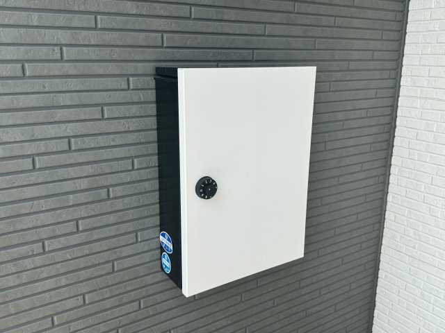 ご不在時でもしっかりと荷物を受け取れる、便利な設備を備えた郵便受けスペースです。日中のご不在がちなご家族でも安心してお出かけいただけ、毎日の生活をスムーズにサポートしてくれる機能的な仕様です