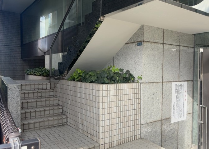 中庭（パティオ）とは、一つの建築物の内部に設けられた、壁などで囲われている庭のことを指します。コの字型、ロの字型が主流ですが、L字型の中庭もあります。最近では、インテリア性の高さからも人気があります。