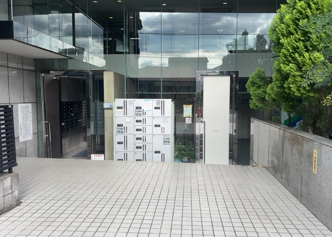 マンションのエントランスには、もともと風よけや防犯の役割がありますが、マンションによって宅配ボックスなどの設備が備わっている所もあります。日々の生活をイメージしながら生活しやすさをチェックしましょう。