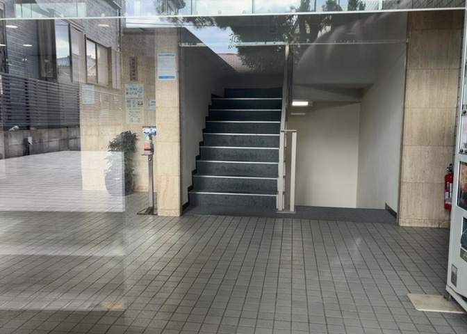 ラウンジは、マンションの共用スペースに椅子やテーブルなどを配置した利用者が寛げる空間です。屋内型ラウンジと屋外型ラウンジがあります。共用部分の管理状況と合わせて、詳細については現地でご確認ください。