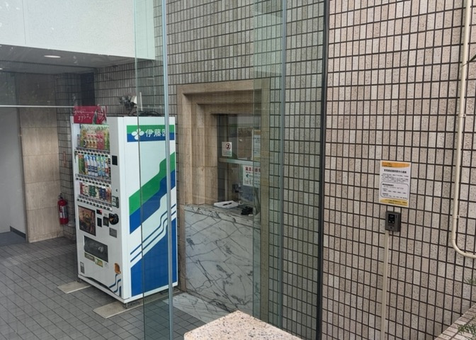 受付はマンションコンシェルジュがいる場合もあれば、管理人が滞在する小部屋を総称して呼ぶことがあります。主にエントランスに設置されていることから、防犯面でも期待ができます。防犯設備がない場合はより安心！