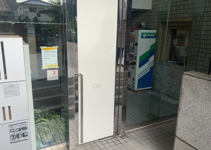 ロビーというと、エントランスと何がちがうの？と思いますよね。実はロビーとエントランスには明確な決まりはありません。物件によっては、エントランスを入って広がるある程度の広さのある空間がロビーとなります。