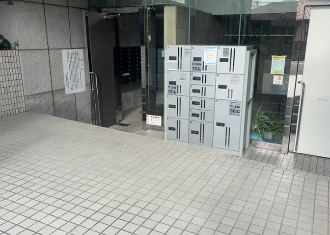 共用部分は、一棟の建物に住む区分所有者全員が共同で所有するとし、共用部分の管理、補修などは、区分所有者で形成される管理組合が行います。個人の判断で勝手に変更することはできませんので覚えておきましょう。