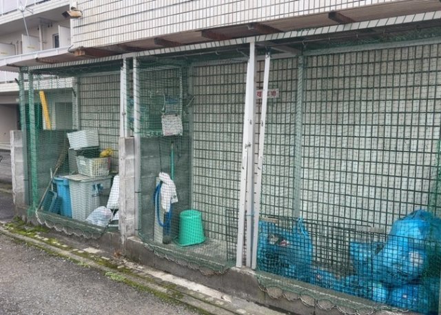 共有部分は、住民なら誰もが使える設備のこと。例えば駐車場やエレベーター、インターネット設備、セキュリティ設備などがあります。他にも、マンションの廊下・外部階段やエントランス・ゴミ置き場などがあります。