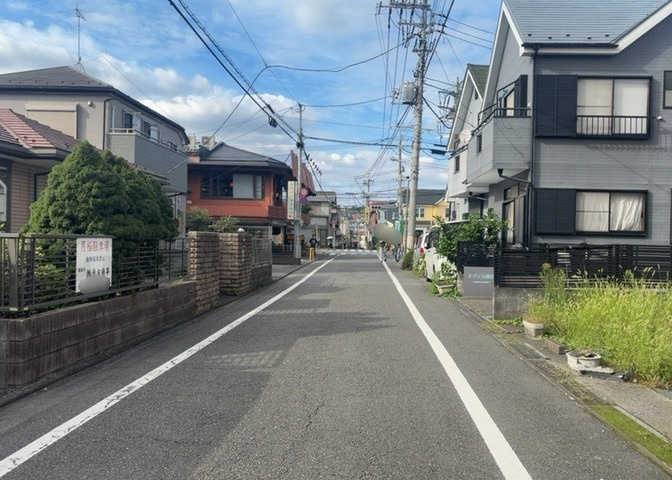 隣家の土地はどうなっているのか、生活利便施設が近くにあるのか、学校まで近いかなど、お客様のライフスタイルにあわせたイメージが重要です。また、近くにあると困る施設が近くにないかも確認するといいでしょう。