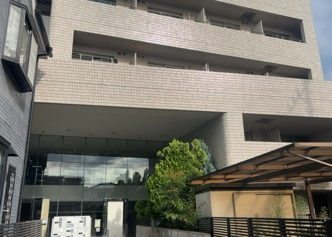 道幅が広い場所は日当たりや風通が良好です。幅が広いのですれ違いも可能ですし大きな車でも駐車可能！一方で、大型車が通ることも多くなるため交通量の増加により騒音に繋がります。また土地の値段が高くなります。