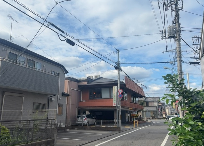 眺望を気にして物件を探す場合、前面に建物が建っていないか現地で確認しましょう！前面に建物があると景色はもちろん、日当たりや風通しにも影響が出てきます。住んだ時のことを想像しながら現地見学をしましょう。