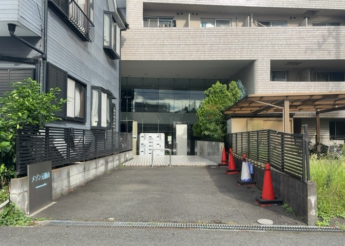 玄関は家の顔でもあり、家族以外の目にも止まる場所です。玄関は外との間を仕切る扉、靴などをしまっておく収納スペース、靴脱ぎのたたきスペース、来客とのやり取りをするドアホンなど複数のアイテムからなります。