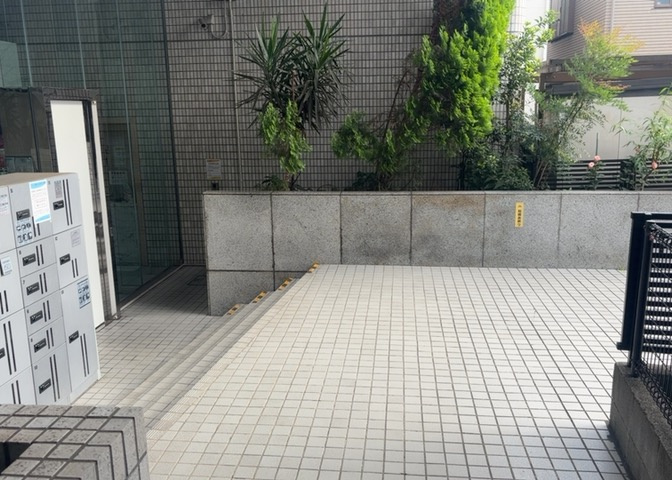 共用部分は、一棟の建物に住む区分所有者全員が共同で所有するとし、共用部分の管理、補修などは、区分所有者で形成される管理組合が行います。個人の判断で勝手に変更することはできませんので覚えておきましょう。