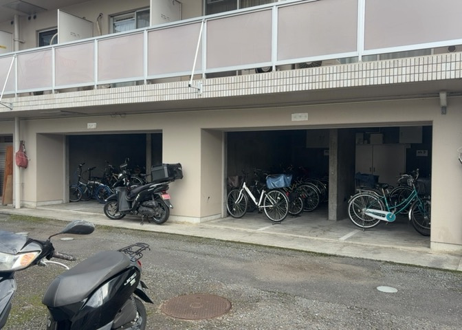 車一台あたりに必要なスペースは、標準サイズの普通自動車で横幅2m50cm、長さ5mは必要になります。ただし、乗降のことも考慮して横幅3m30cm、長さ5m50cmほどは確保できるところを選びましょう。