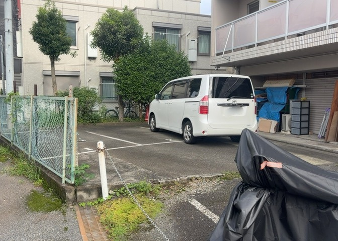 駐車場と明記されていても、最小スペースでつくられた駐車場だと大型車は駐車できなかったり、出入りしにくくなったりする可能性があります。お車のサイズと購入したい物件の駐車場のサイズを現地で確認しましょう。
