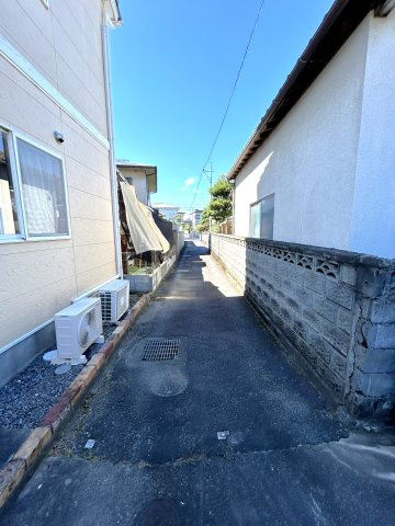 南側の通行道路。通り抜けがなく静かな住環境です♪車両通行可能です！