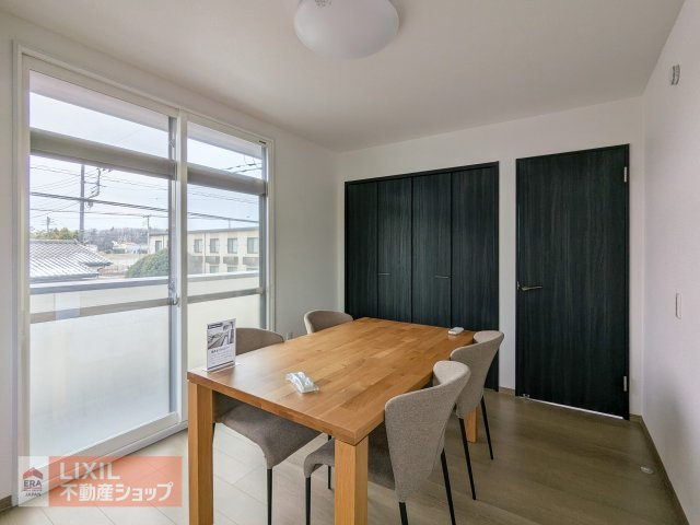 【2階洋室】現地完成写真　各部屋しっかり収納がついております！明るい床材にシックな色合いの建具が高級感を演出！