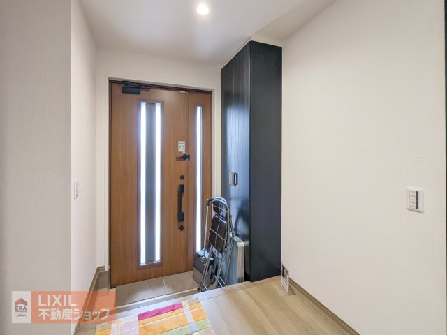 【玄関】現地完成写真。明るい採光の入る玄関がご家族や来客をお出迎え。天井いっぱいまである玄関の収納はたっぷり入ります。