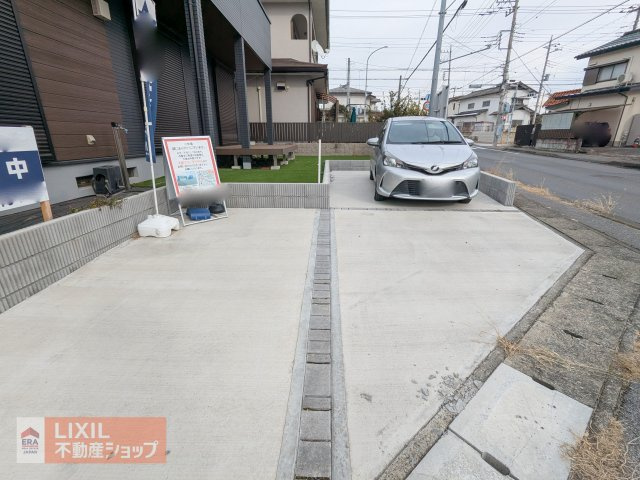 【駐車スペース】現地完成写真。ゆったりとした駐車スペースは塗装もされているので雨の日も安心。車種によっては3台おけます！