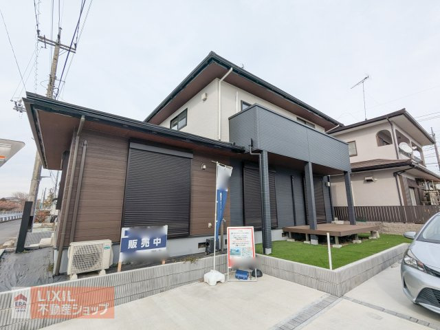 【庭】現地完成写真。ウッドデッキと人工芝ですぐに使えるお庭です。プランターを置いたり、お子様のプール遊びなど色々な用途にいかがでしょうか？