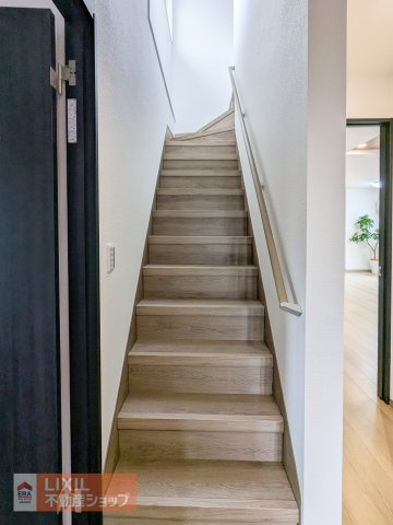 【内装】現地完成写真。明るい採光の入る階段は手すりもあり妊婦さんからお子様や高齢者も安心です。