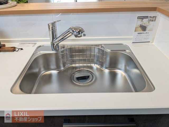 【その他設備】現地完成写真。広めのシンク♪浄水カートリッジ内蔵タイプでスペースを取らずに浄水機能も使用できます！