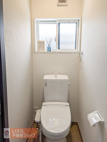 【トイレ】現地完成写真。2階トイレ。明るい採光の入る窓は換気にも便利