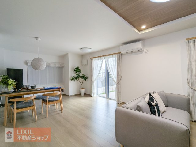 【リビング】現地完成写真。折り上げ天井が室内をより広く演出し、明るくおしゃれなリビング♪