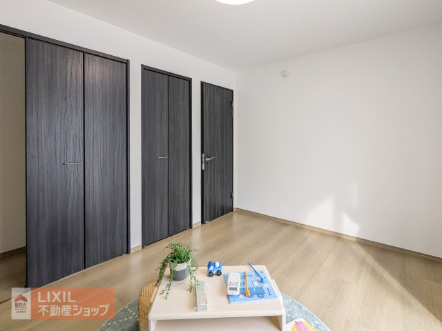 【収納】現地完成写真。各部屋しっかり収納がついております！明るい床材にシックな色合いの建具が高級感を演出！