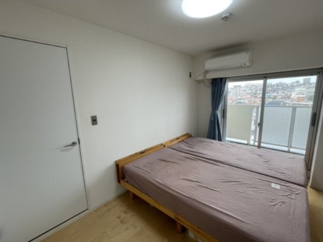 5.5帖の洋室は、バルコニーに面した明るく開放感のある空間。収納も備えており、寝室やプライベートルームとして使いやすい一室です。