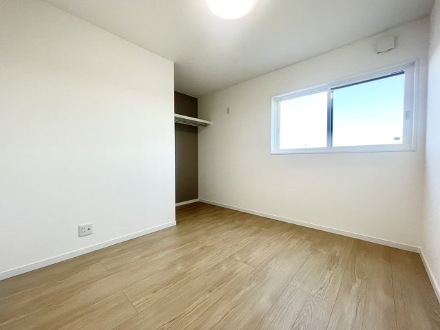 2階の洋室は明るい印象。子供部屋やプライベートスペース、趣味の部屋として、様々な用途にお使いいただけますね。こちらの物件は見学していただくことも可能です！ぜひお気軽にご連絡下さい！お待ちしています！