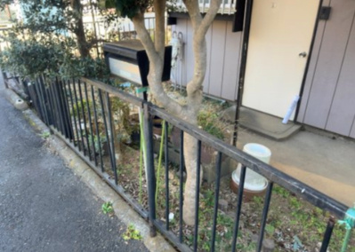 土地購入を検討されている場合、境界杭がない状態で購入してしまうと境界確定測量をする必要があり、費用がかかります。購入の前に、売主、隣土地所有者立ち合いのもと境界を確定し境界杭を設置するのがベストです。