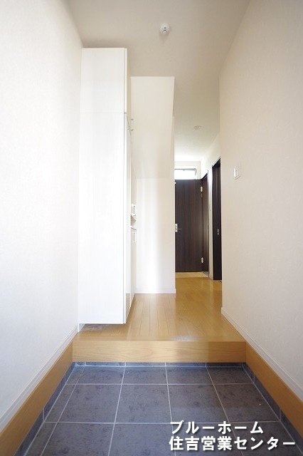 ゆったり幅の玄関は、お住まいにゆとりを感じさせてくれます！朝の混雑時でも二人で一緒に支度ができますよ。