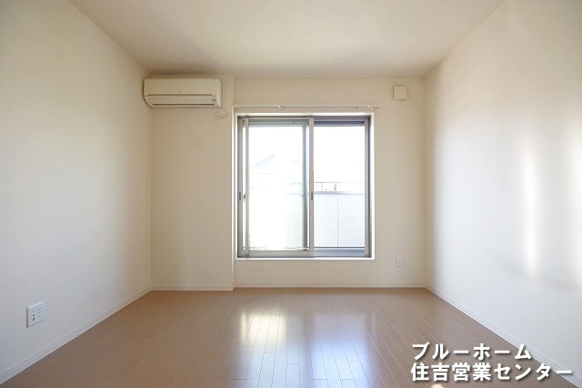 明るい窓付きのリビングです！家族が集まる住まいの中心で、コミュニケーションを深めましょう。