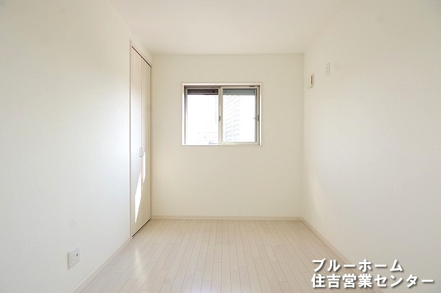 シンプルな内装の洋室です!家具やカーテンでお好みのお部屋にしてください。