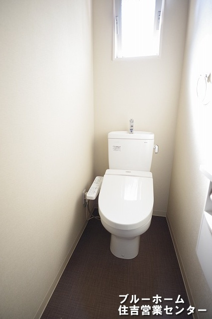 ウォシュレット付のトイレです！窓があって明るい空間です。