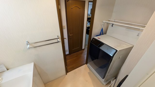 ドラム式洗濯機置けます（画像のドラム式洗濯機は撤去予定です）（画像は明るさ、その他加工しています）