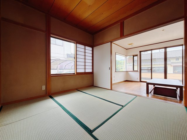 ■1階和室｜和室を書斎にしたり、冬にはコタツを敷いて家族みんなで年越しをするのもいいですね。家族みんなのお気に入りの空間になります♪