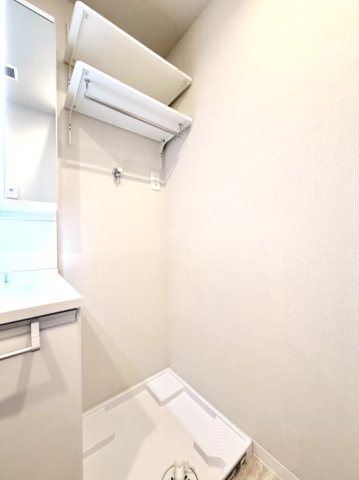 【室内洗濯機置き場】　上部の可動棚にランドリーグッズなどを収納できます。