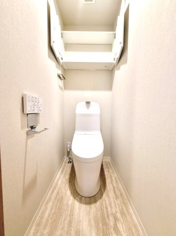 【トイレ】　洗浄機能付きトイレ。上部には収納付で、トイレットペーパー等、買い置きもしやすそうです。