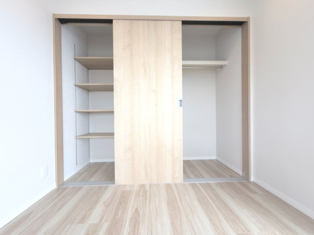 【洋室約7.2帖　収納】　壁一面は収納になっており、物が増えても頼りがいがありますね。