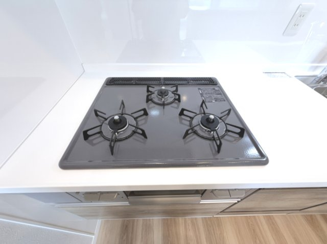 【3口コンロ】　3口コンロ、グリル付きでお料理のレパートリーも増えそうです。