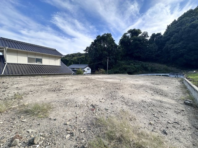 奥行きのある広々とした敷地は、理想のマイホームづくりにおすすめ！日当たりも良好で、明るく開放的な住空間が期待できる魅力的な土地です。ご家族の希望に合わせた住まいづくりが楽しめます。