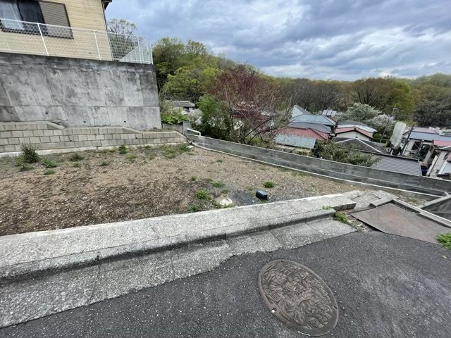 土地の形が極端に長細かったり、狭小地、あるいは道路との高低差がある傾斜地だった場合、後々売ろうとしても買い手がつかない場合もあります。後々、売却することになった時に価値の下がらない土地を選びましょう。