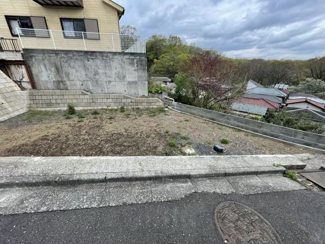 土地の面積＝住宅面積ではありません。建ぺい率の問題などで、土地のある場所によって住宅を建てられる面積は限られています。高さもしかり、「土地」という言葉の中には、建築条件も含まれると考えておきましょう。