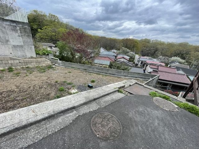 人が暮らすうえで日光は大切な要素となります。日当たりの良さは譲れないポイントですね。併せて近くに大きな建築物の建築予定がないか、あるいはそれが可能な土地が近くにないか事前に確認することもお勧めします。